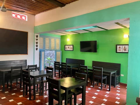 Restaurant/places to eat, Seating area, Breakfast