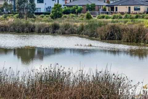 Stunning Lake view New home Moradia in Berwick