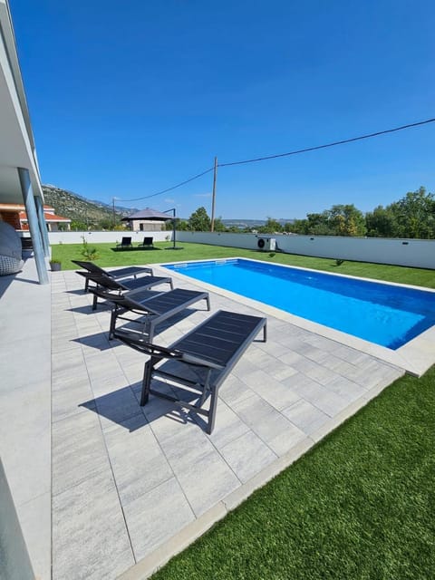 Swimming pool, Location, children, Family