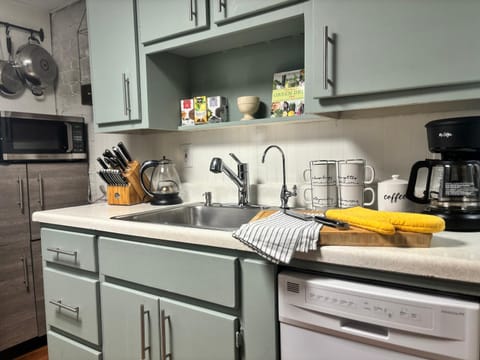 Coffee/tea facilities, Kitchen or kitchenette, dishwasher, pet friendly, stove, toaster