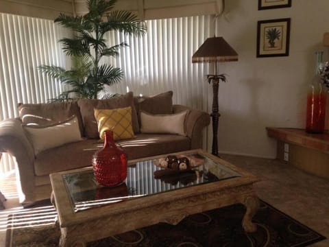 Tropical Condo in South Palm Desert Apartment in Indian Wells