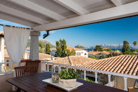 View (from property/room), Balcony/Terrace, Dining area, Sea view