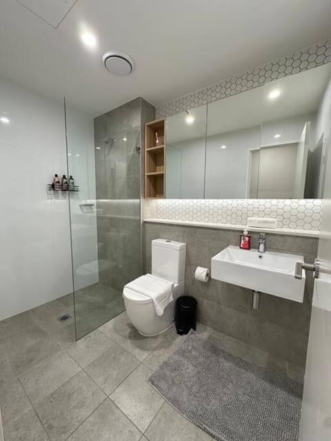 2-bedroom 2 minutes to Train Station Apartment in Sydney