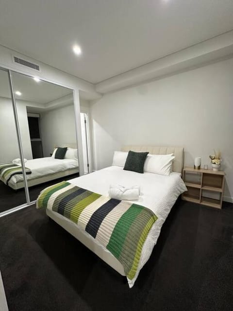 2-bedroom 2 minutes to Train Station Apartment in Sydney