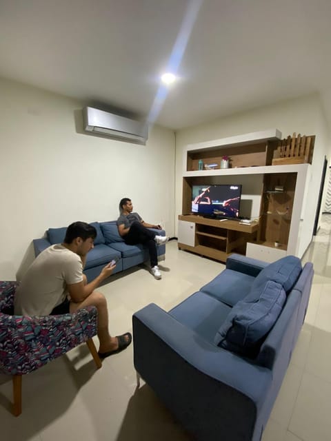 TV and multimedia, Living room, group of guests, air conditioner