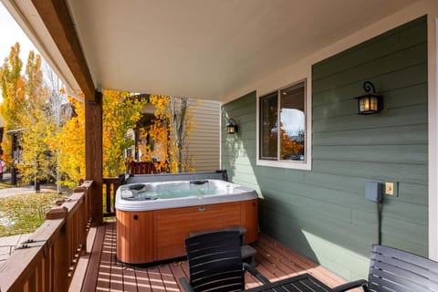 Iconic Location, Sleeps 8, Short drive to Ski and Bike Access, Shared Hot Tub, View of Olympic Park! Resort in Summit Park