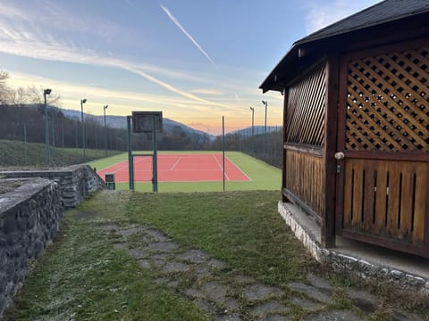 Seating area, Tennis court, Mountain view