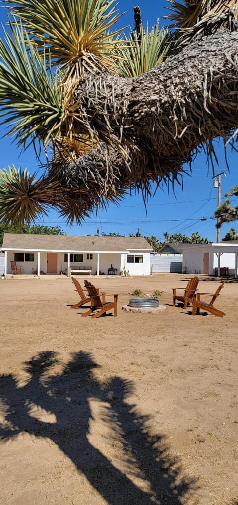 Property building, Natural landscape, fireplace, sunbed