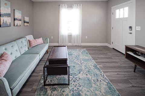 Delightful airy remodeled 1 1 Elsas Apartment in Evansville