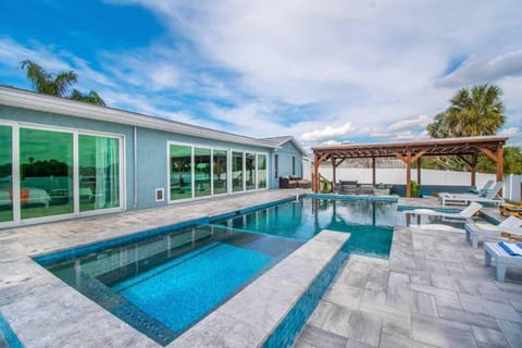 Tranquil Retreat heated pool, spa, & pool table Apartamento in Apollo Beach