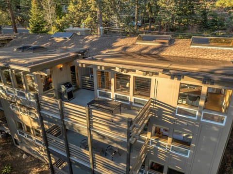 3 Level Getaway with Grill Minutes from Lake Tahoe Maison in Dollar Point