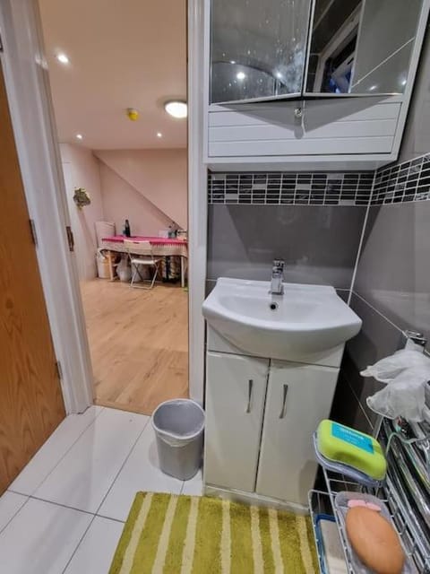 Studio flat, Heathrow, Free parking, Netflix Apartment in Hounslow