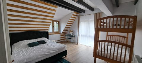 Bedroom, bunk bed