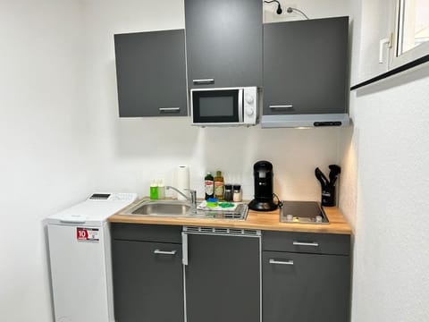 Coffee/tea facilities, Kitchen or kitchenette, stove, toaster