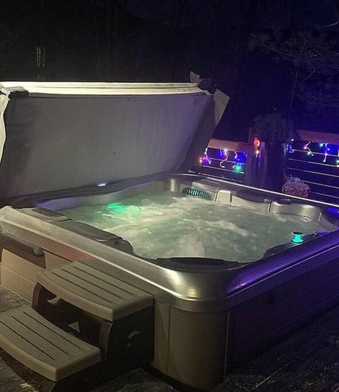 Night, Hot Tub