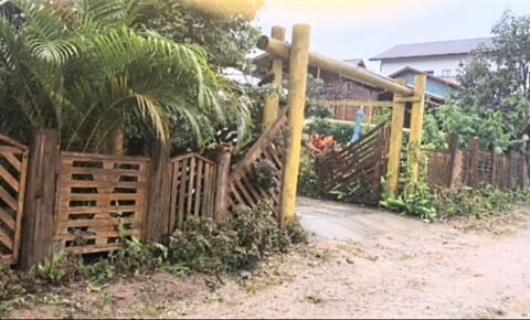 Cabana Jardim junto da Lagoa e próxima a Barra da Ibiraquera House in Imbituba