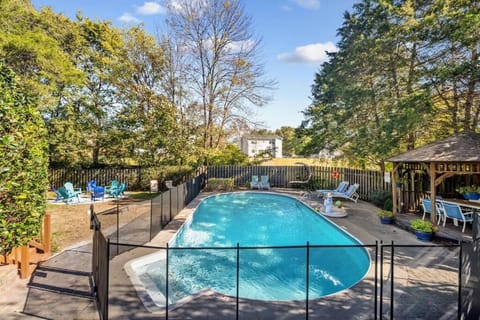 Pool view, Swimming pool, sunbed