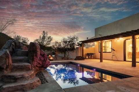 Uno Vida Hot Tub, Views And Pool W Water Slide House in Joshua Tree