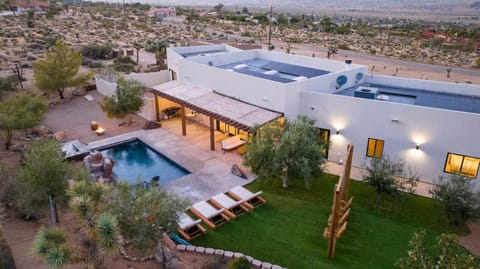 Uno Vida Hot Tub, Views And Pool W Water Slide House in Joshua Tree