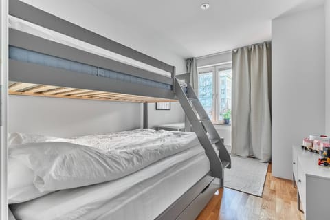 Bedroom, bunk bed