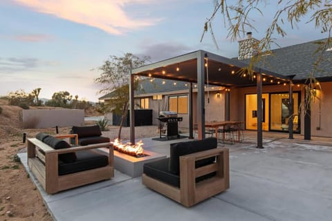 Zendo House Saltwater Pool, Hot Tub & Firepit House in Joshua Tree