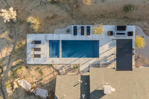 Zendo House Saltwater Pool, Hot Tub & Firepit House in Joshua Tree