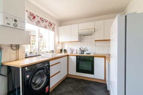 Kitchen or kitchenette, oven, washing machine