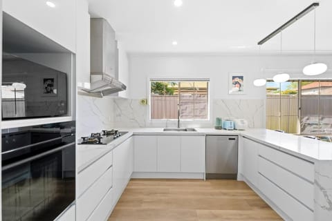 Stunning Bentleigh East 2BR Sun-Filled Home House in City of Monash