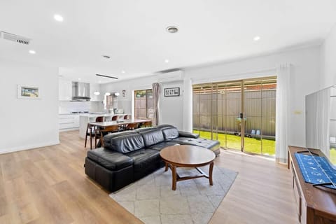 Stunning Bentleigh East 2BR Sun-Filled Home House in City of Monash