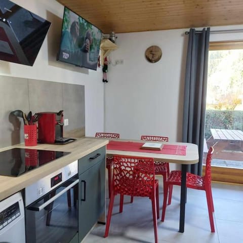 TV and multimedia, Kitchen or kitchenette, Seating area, Dining area, oven, pet friendly, stove