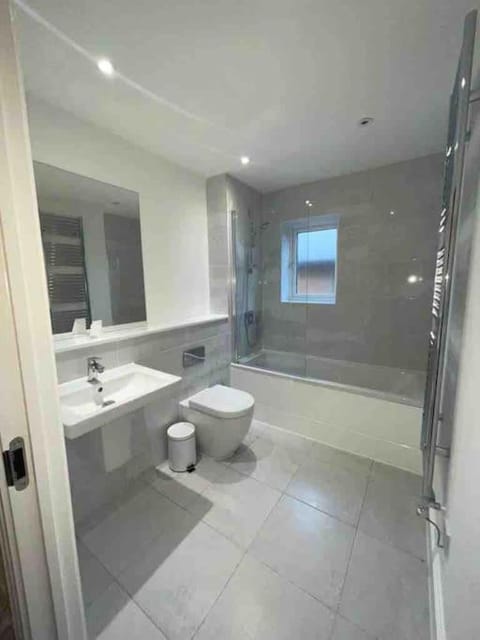 Tasteful furnished modern 3 bedroom detached home House in Watford