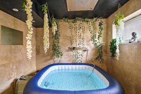 The Coxhill Retreat with Indoor Rainforest Spa Stay House in Dover