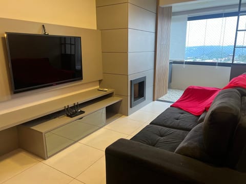 TV and multimedia, Seating area, fireplace