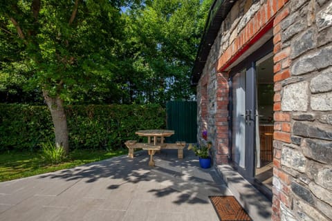 Property building, Patio, Day, Garden, Garden view