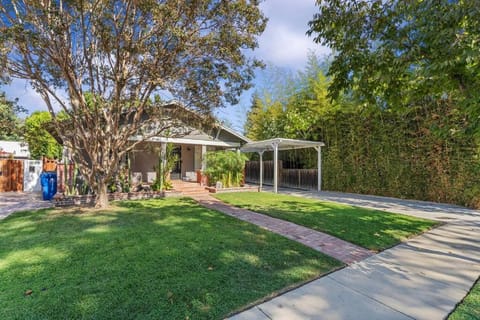 NoHo Luxury Spacious 3Bedroom Home with Hot Tub House in Toluca Lake