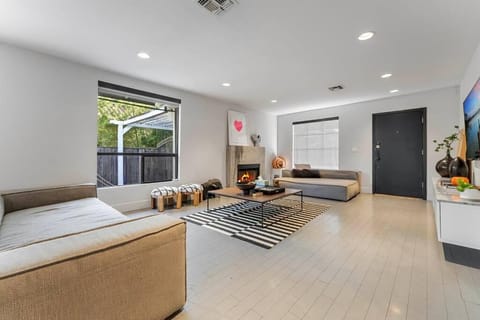 NoHo Luxury Spacious 3Bedroom Home with Hot Tub House in Toluca Lake