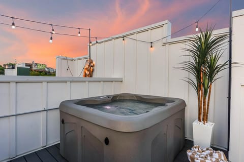 Bourbon & Bubbles - Rooftop Hot Tub & Speakeasy House in East Nashville