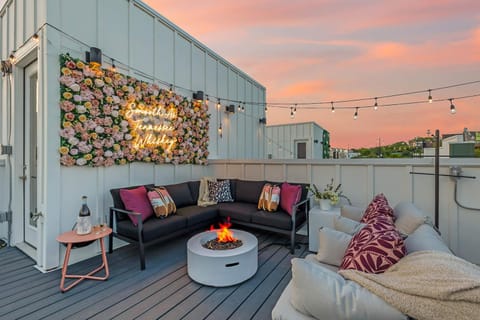 Bourbon & Bubbles - Rooftop Hot Tub & Speakeasy House in East Nashville