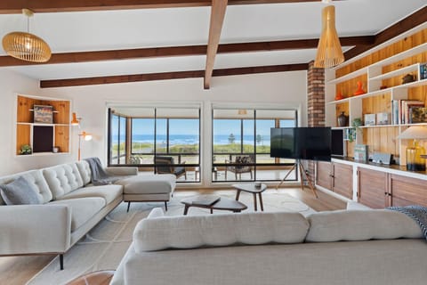 Mid-Century Modern-BYO Linen-Ocean View Casa in Middleton