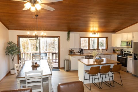 Kitchen or kitchenette, Seating area, Dining area