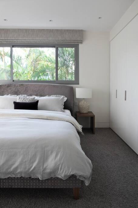 Racquet Retreat by Noosa Secret Destinations- Short Walk to Hastings Street Villa in Noosa Heads