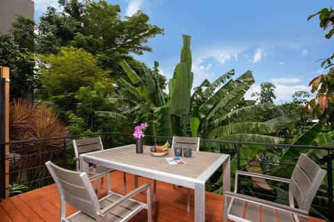 Natural landscape, View (from property/room), Balcony/Terrace, Dining area, Garden view