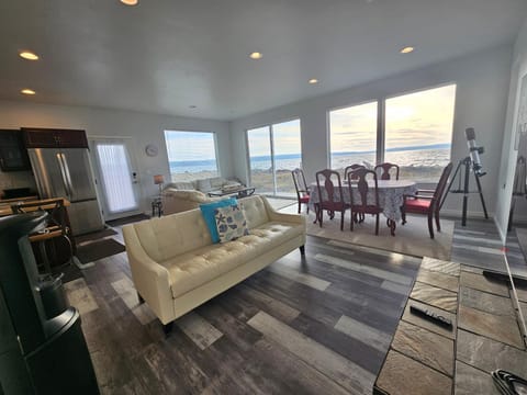 Natural landscape, Living room, Seating area, Dining area, Mountain view