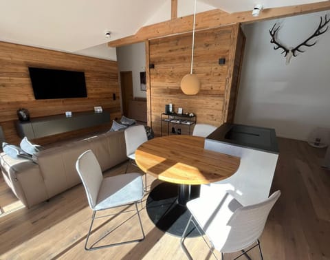 TV and multimedia, Seating area, Dining area