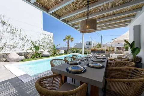 Day, Balcony/Terrace, Dining area, Pool view, Swimming pool