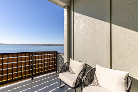 View (from property/room), Balcony/Terrace, Lake view