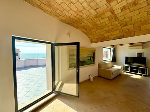 Communal lounge/ TV room, TV and multimedia, Living room, Photo of the whole room, Sea view