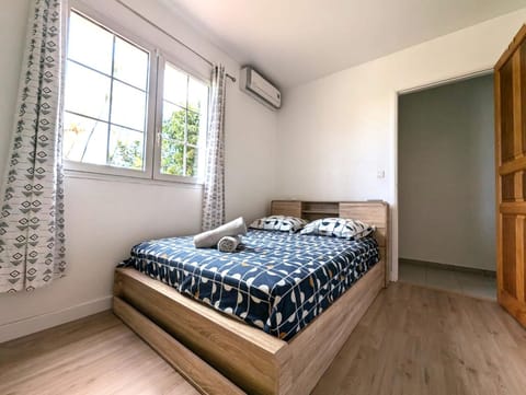 Bed, Photo of the whole room, Bedroom, air conditioner