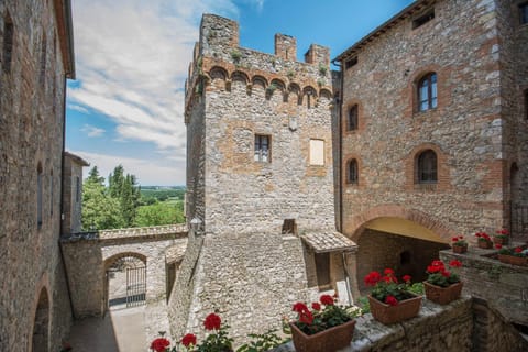 Facade/entrance, Balcony/Terrace