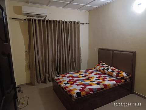 Bed, Photo of the whole room, Bedroom, air conditioner